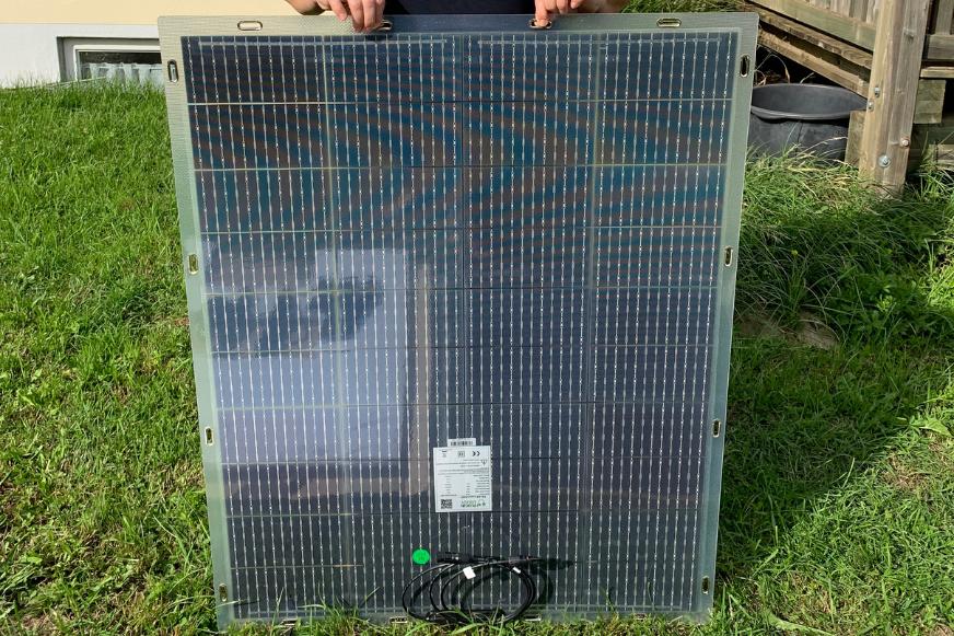 Das flexible Solarmodul eines leichten Balkonkraftwerks wird von der Größe im Vergleich im Test gezeigt.